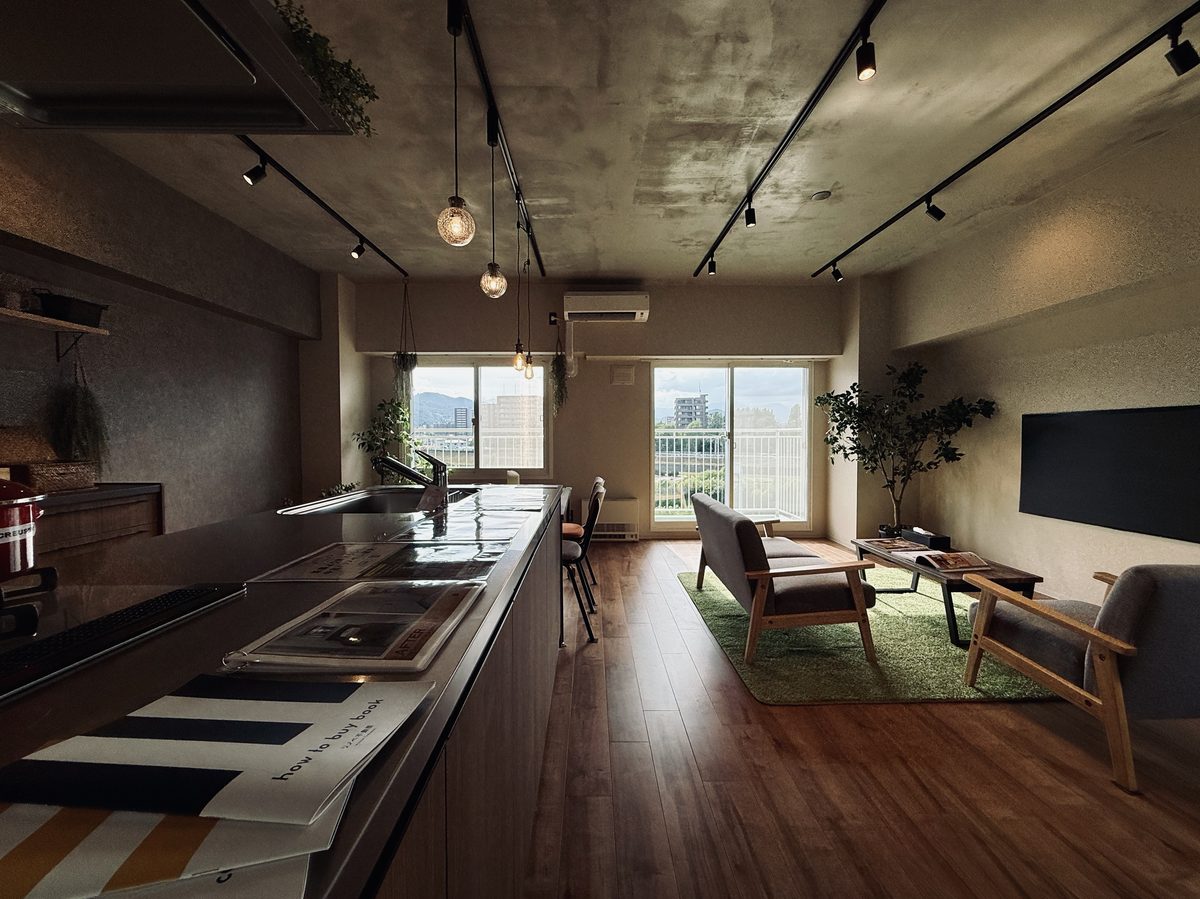 コンクリート現し天井とライティングレールのLDK全景