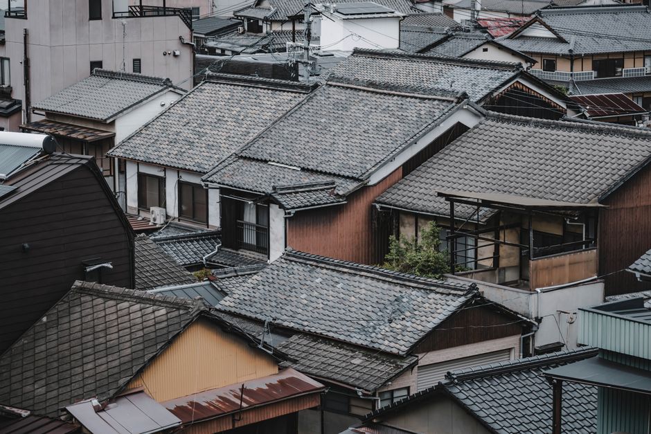 屋根修理費用相場を宅建士が解説！部分補修と葺き替えの違い
